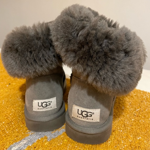 UGG Boots Grey Buttoned, Short - Picture 2 of 11
